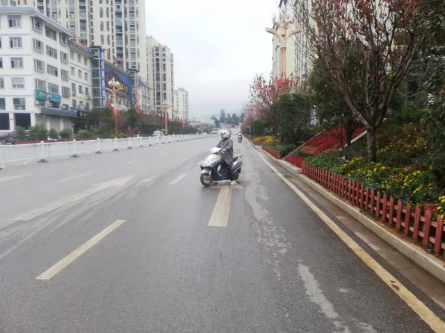 2.1月4日11时42分，溪洛渡大道堰塘路口一女子驾驶摩托车逆行.jpg