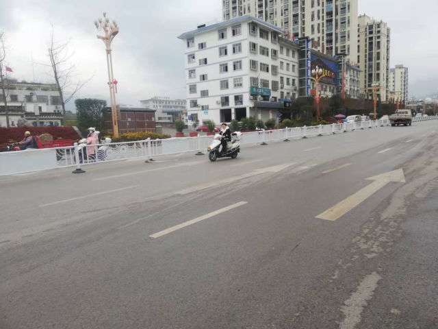 1.1月4日11时05分，溪洛渡大道堰塘路口一男子驾驶摩托车逆行.jpg