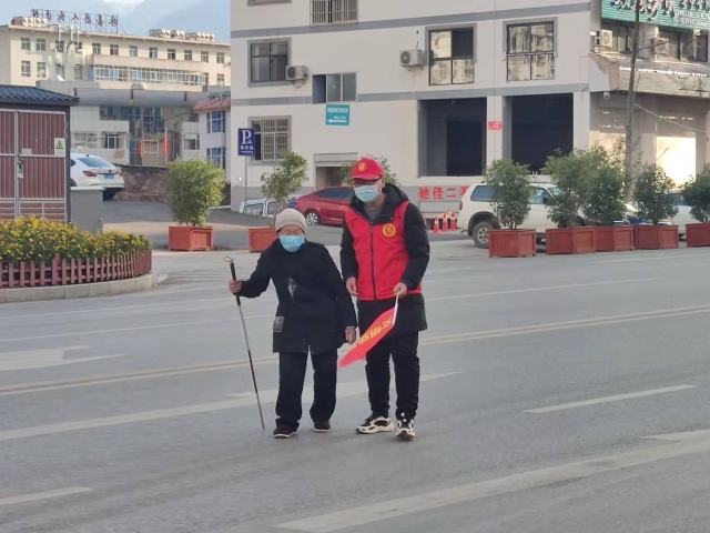 2.志愿者扶老人过马路.jpg