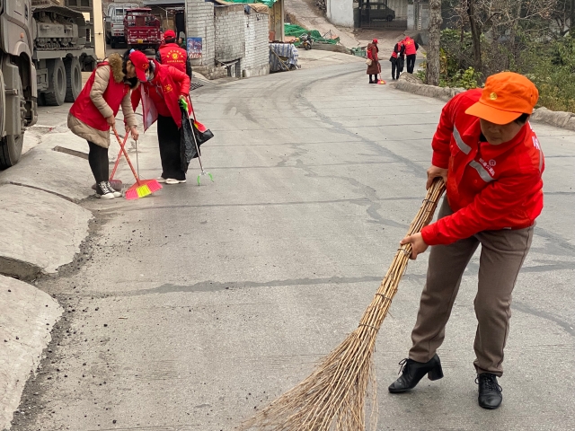 5.县公路分局志愿服务人员参与在网格清扫公路.jpg