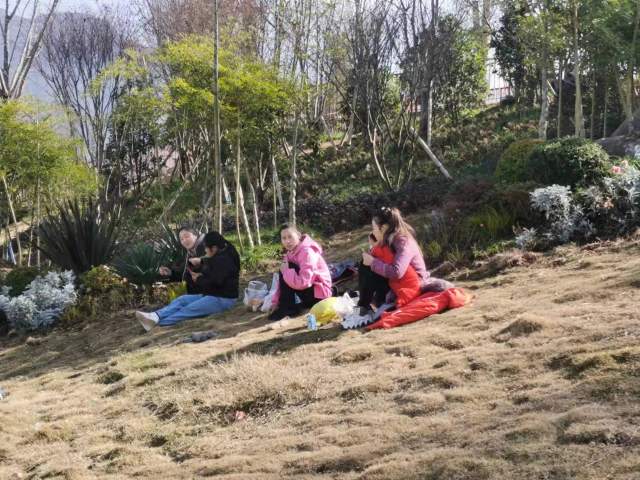 2.大瀑沟谷底公园游玩群众坐在草坪上玩耍、晒太阳.jpg
